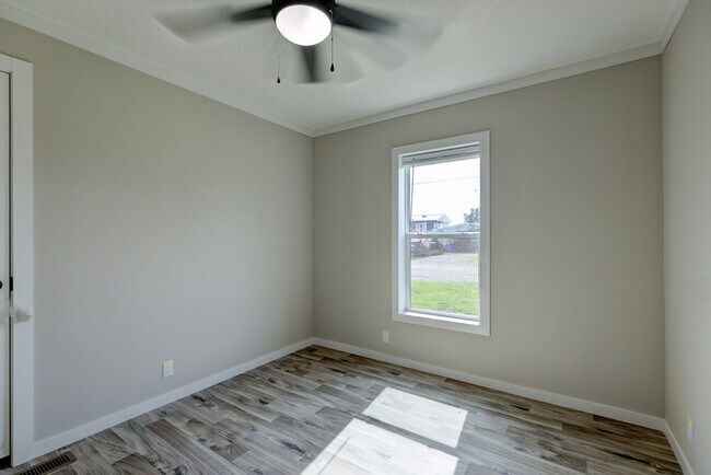 Building Photo - 5233 Clarksville Rd