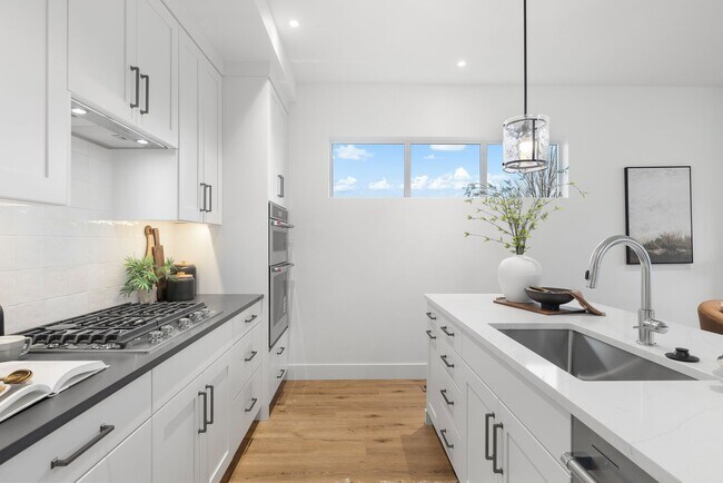 Building Photo - Brand New Luxury Duplex-Top of the line finishes & walking distance to The Village.