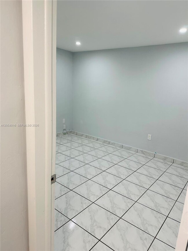 Building Photo - 9354 SW 77th Ave