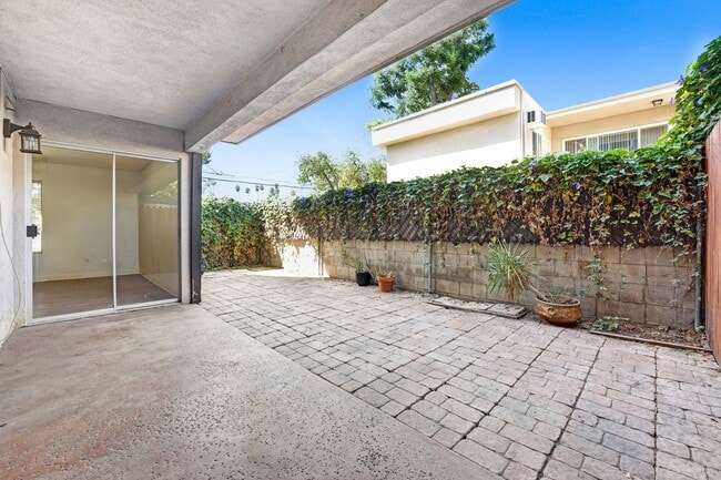 Building Photo - Parkwood Condo for Lease in Pasadena