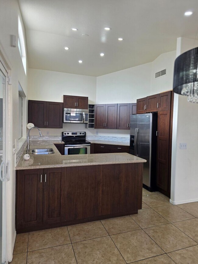 Building Photo - Beautiful 3BR 2BA Home w/ Private Pool • Pool + Covered Patio • Attached Garage in Phoenix