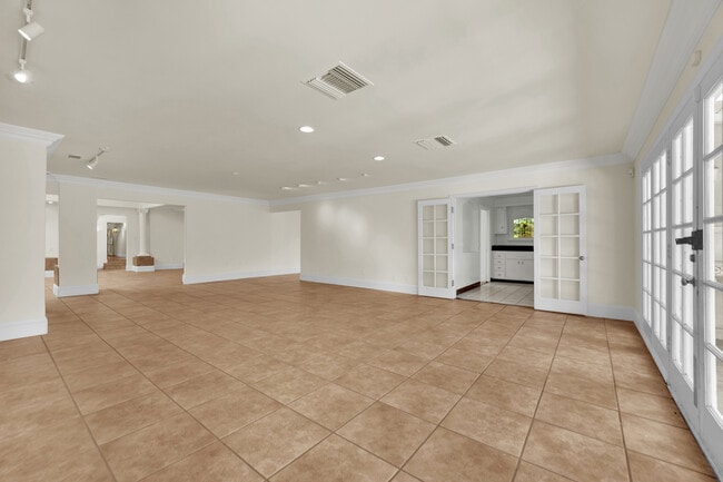 Building Photo - 1250 Shadow Ln