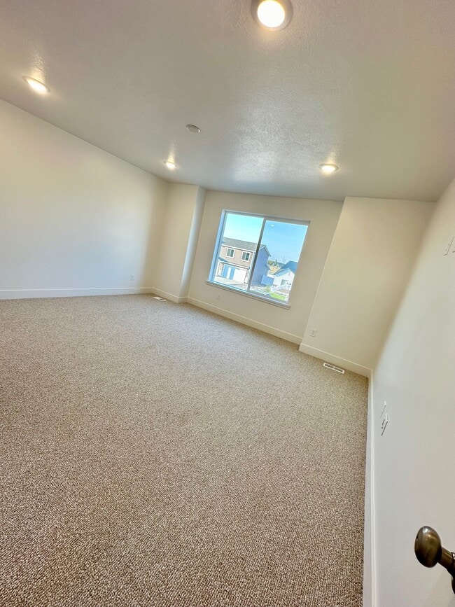 Building Photo - HC542