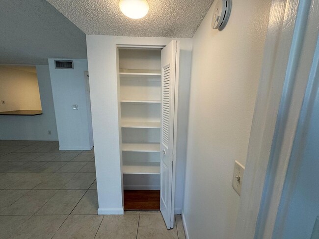 Building Photo - Spacious 2 bedroom, 2 bath condo, West Pal...