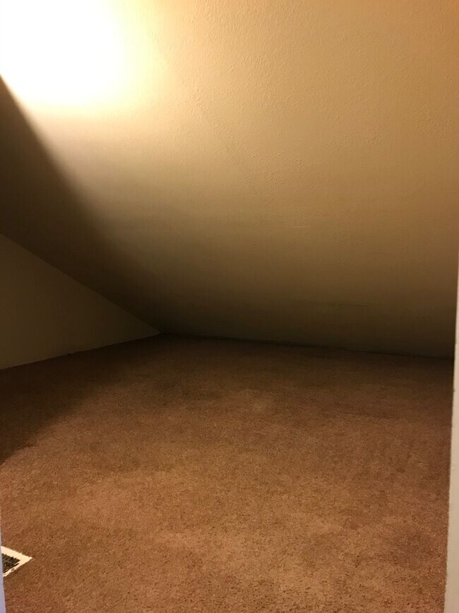 Building Photo - Quiet 2 story condo super close to the beach!