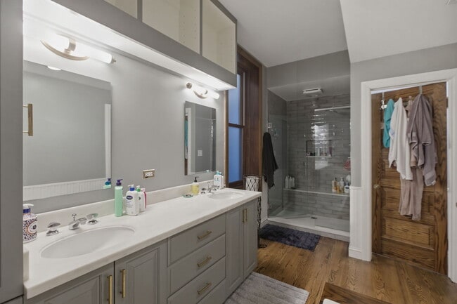 Building Photo - 850 W Oakdale Ave