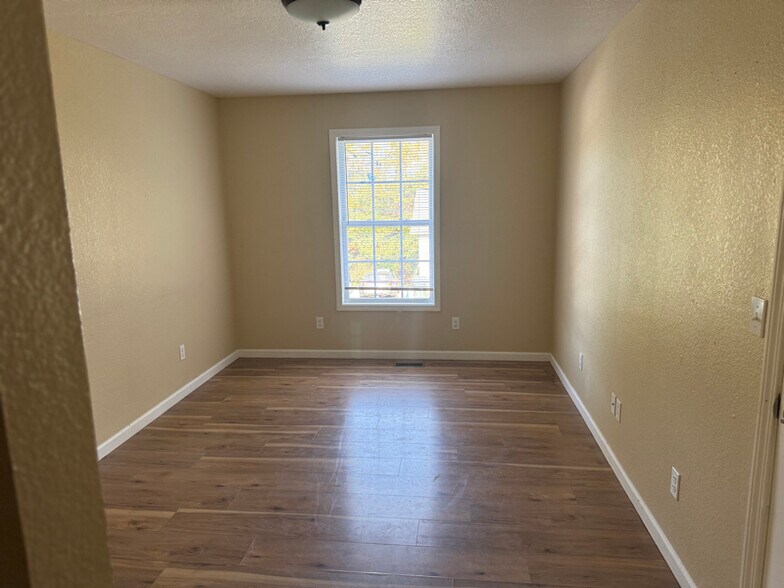 Building Photo - 128 Little Blvd