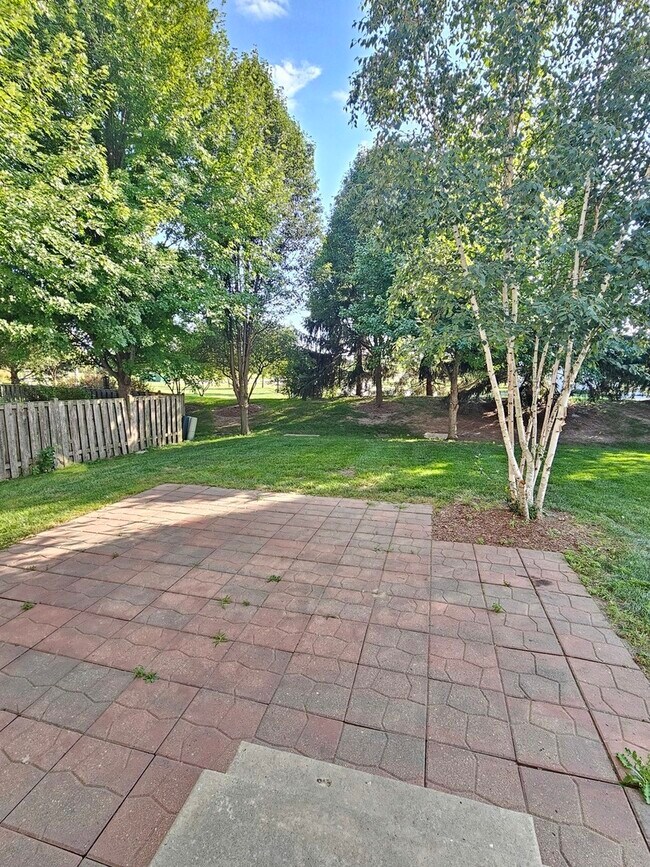 Building Photo - 1136 Larkspur Ct