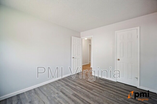 Building Photo - 1701 Darrow St