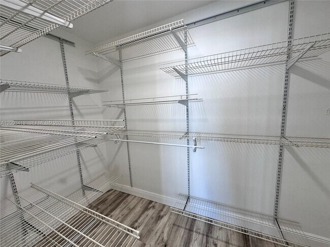 Building Photo - 800 Parkview Dr