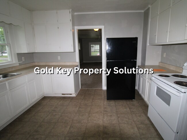 Building Photo - 2 Bedroom 1 Bath Home W/ Large Front Porch...