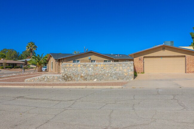 Building Photo - 816 Marimba Dr