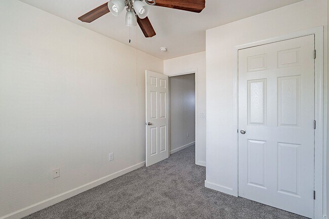 Building Photo - Large 3 bedroom 3 bathroom townhomes
