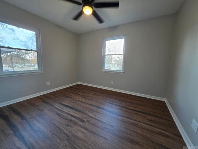 Building Photo - 109 S Longfield Ave