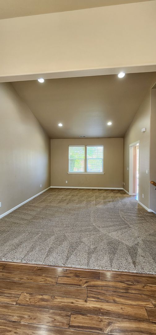 Building Photo - Luxurious Duplex in Corvallis