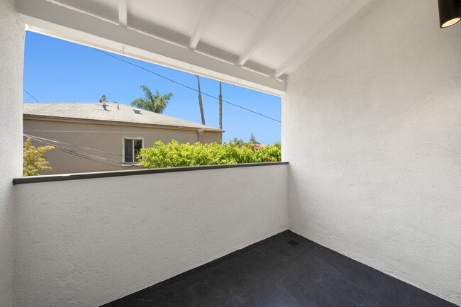 Building Photo - 7418 Romaine St