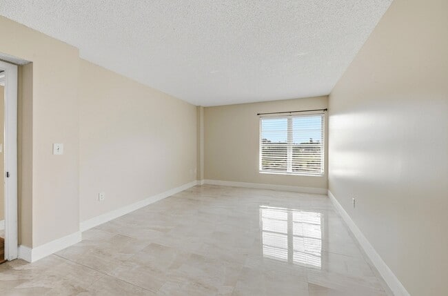 Building Photo - 4158 Inverrary Dr