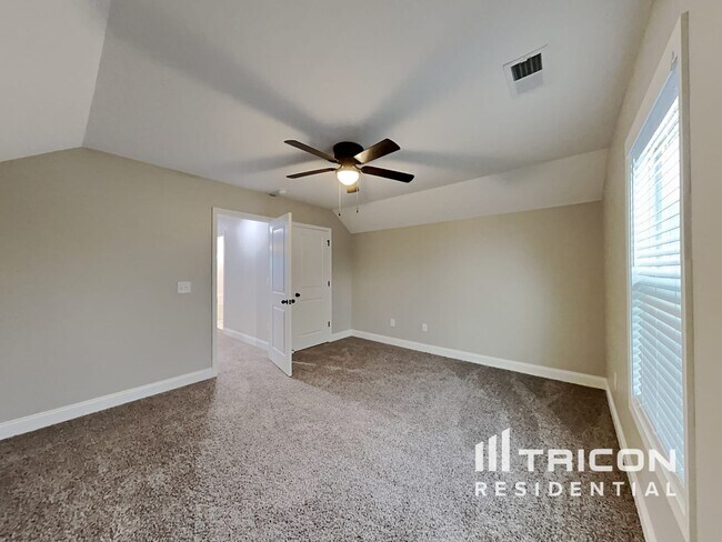 Building Photo - 19 Bloomwood Heights