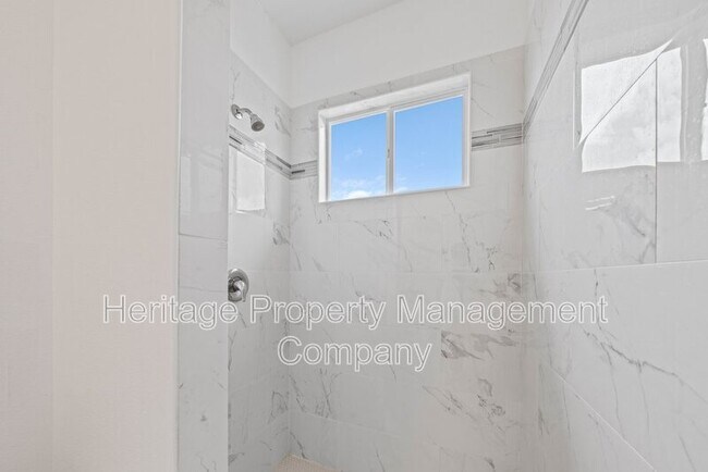 Building Photo - 323 Gabriel