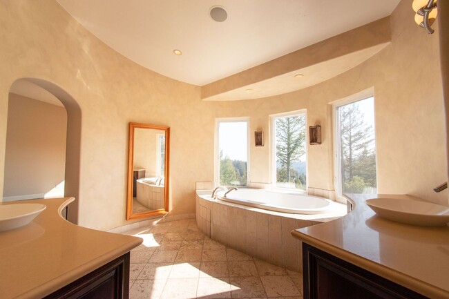 Building Photo - Beautiful Los Gatos Mountain Estate Retreat