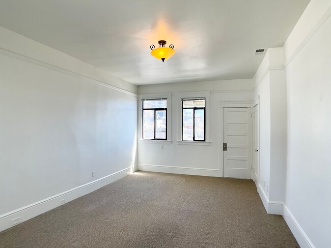 Building Photo - Stunning Multi-Level 4/2.5 W/ Dining Room....