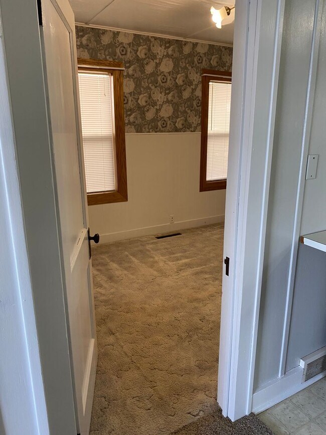 Building Photo - 2 BEDROOM LAKE HOUSE!