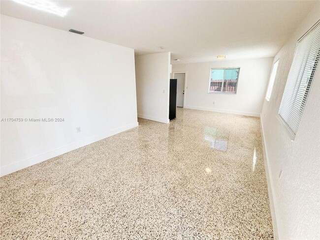 Building Photo - 3 bedroom in Miami FL 33147