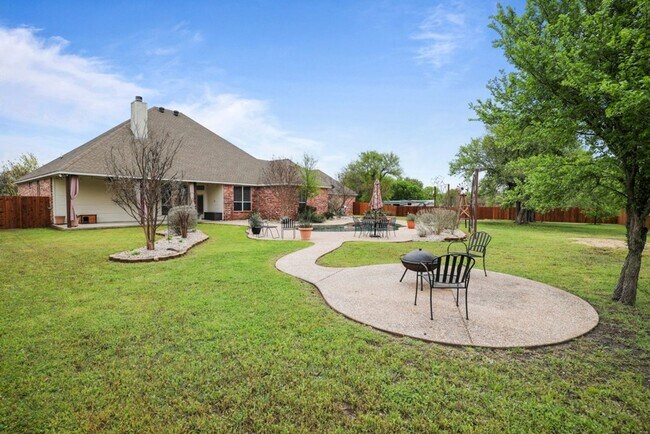 Building Photo - Custom Built Home with POOL