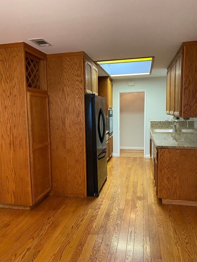 Building Photo - Well maintained 3 bed 2 bath home in Thousand Oaks neighborhood available!