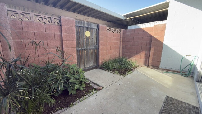 Building Photo - "Charming 1-Bedroom Condo Oasis in Phoenix - Your Perfect Urban Retreat!"