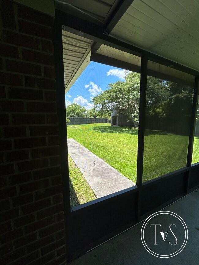 Building Photo - MOVE IN SPECIAL: $500 OFF 1ST MONTH'S RENT!**
