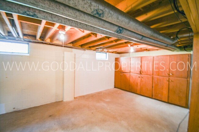 Building Photo - 2 Bedroom 1 Bath duplex home in Windsor He...