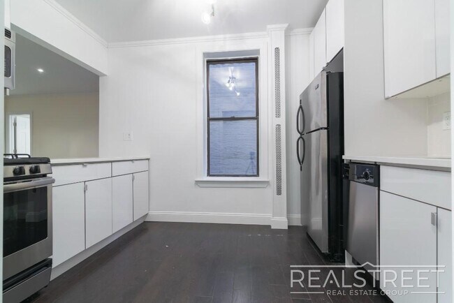 Building Photo - 2 Bed In Prime Brooklyn Heights