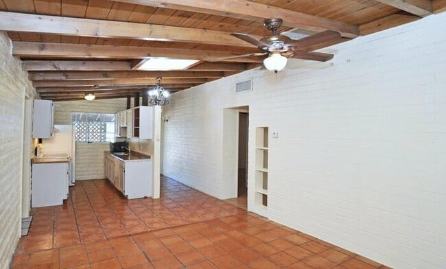 Building Photo - 4 bedroom/2 bath home on large lot near Alvernon/Grant!