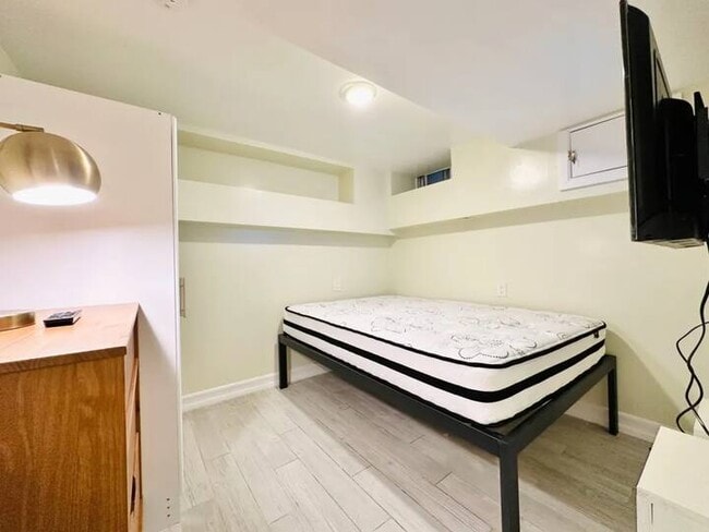 Building Photo - 25-15 39th Ave