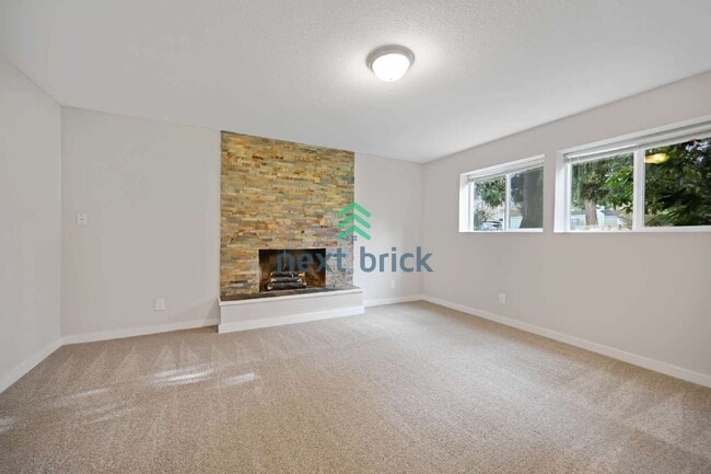 Building Photo - Beautiful remolded Single-family house