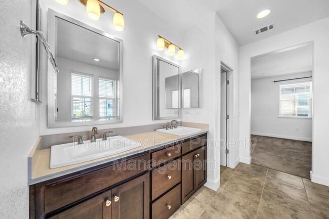 Building Photo - 3008 Lighthouse Ln