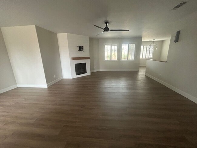 Building Photo - 4 Bedroom 2 Bathroom in SE Visalia with Po...