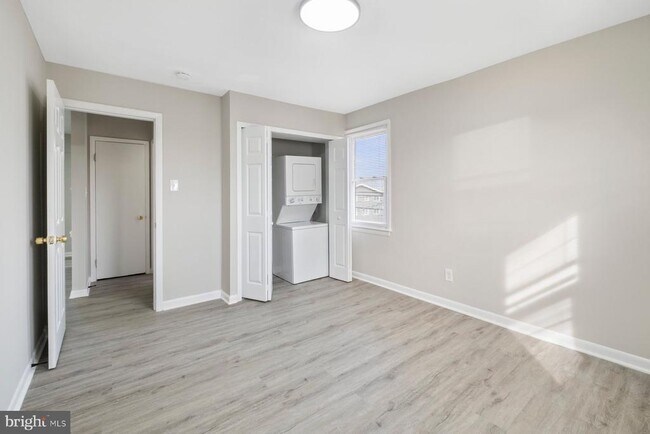 Building Photo - 883 Bellevue St SE