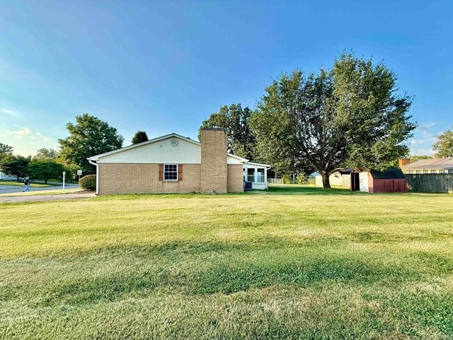 Building Photo - 404 S Hickory Dr