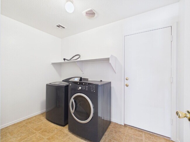 Building Photo - Spacious Heartland Ranch Beauty