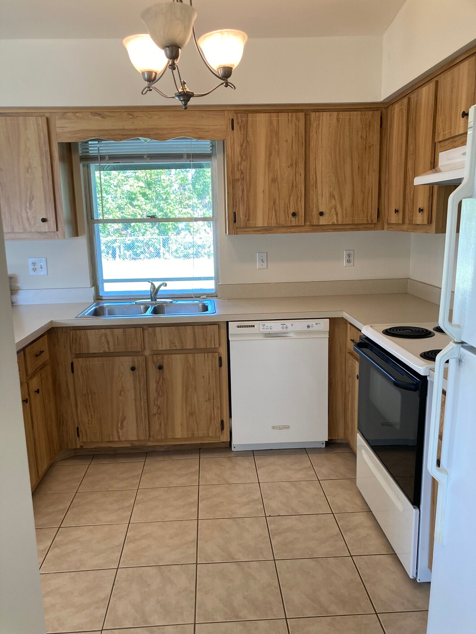 Kitchen (includes upgraded refrigerator)g - 4109 SW 6th Pl