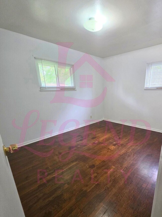 Building Photo - 3 Bedrooms | 1 Bathroom | Hardwood Floors | Bright Living/Dining Area | Galley Kitchen | Unfinish...