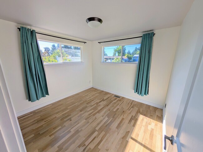 Building Photo - Refined 4BR House + private office, EV, ga...