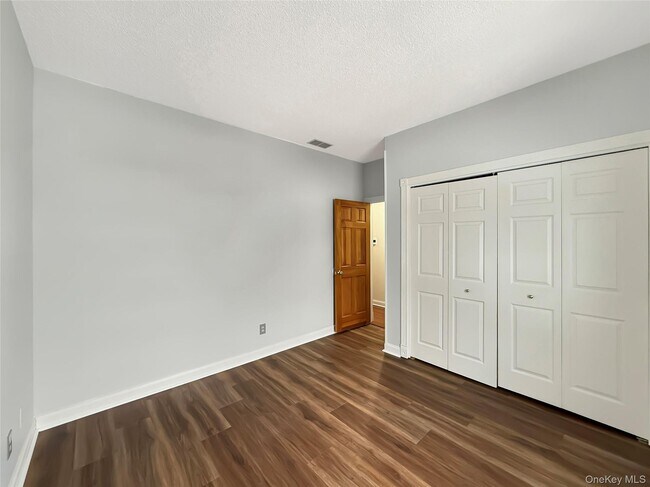 Building Photo - 70 High Point Cir