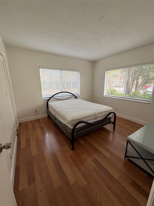 Building Photo - 101 SE 6th Ave