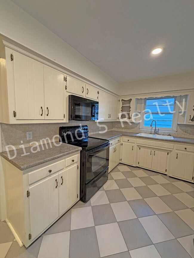 Building Photo - Southeast Springfield 3 Bedroom Home Available!