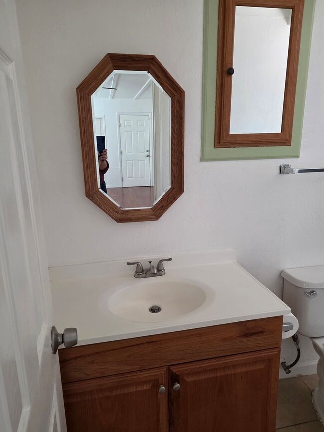 Building Photo - Cute and Clean- 1 bedroom/1 bath home with AZ room in Central BHC