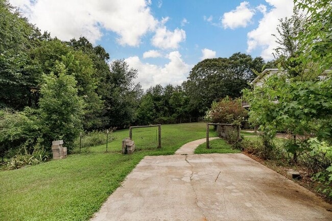 Building Photo - 2603 Hog Mountain Rd