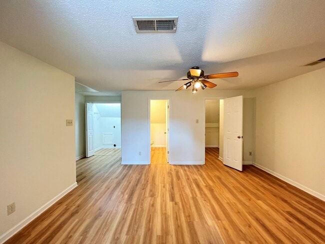 Building Photo - GREAT NORTHWEST LOCATION 2 BDRM / 2 BATH C...